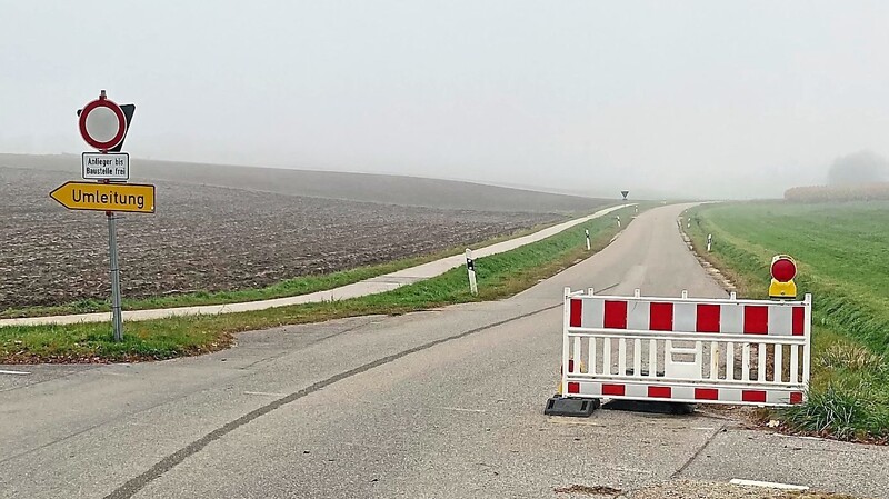 Noch ist die Straße durch Heidenkam gesperrt - die Bauarbeiten laufen. Ein Nachtragsangebot der Baufirma in Höhe von rund 27 430 Euro wurde nun vom Gemeinderat genehmigt.
