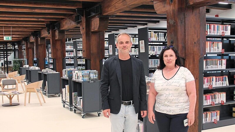 Der Direktor des Kulturamtes der Stadt Doma?lice, Kamil Jindřich, zusammen mit der Direktorin der Bibliothek, Lenka Schirová.