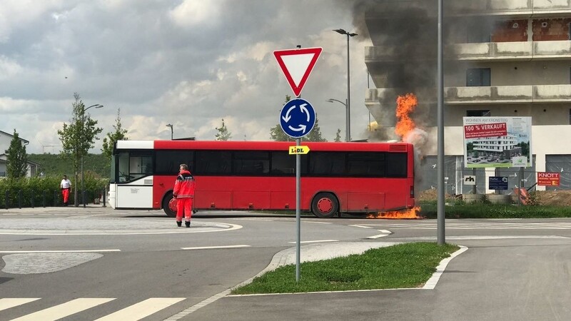 Am Sonntagnachmittag ist ein Bus in Straubing am Kreisverkehr beim Neubaugebiet in Alburg in Brand geraten.
