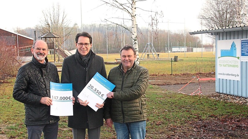 Investition in die Infrastruktur des TSV Natternberg: Oberbürgermeister Dr. Christian Moser (M.) übergab die Förderbescheide der Stadt an die Vorsitzenden Ewald Treml (l.) und Andreas Oswald.