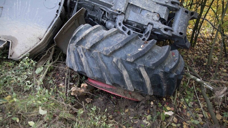 Ein 61-Jähriger wurde am Nachmittag unter seinem Traktor eingeklemmt und verstarb (Symbolbild).
