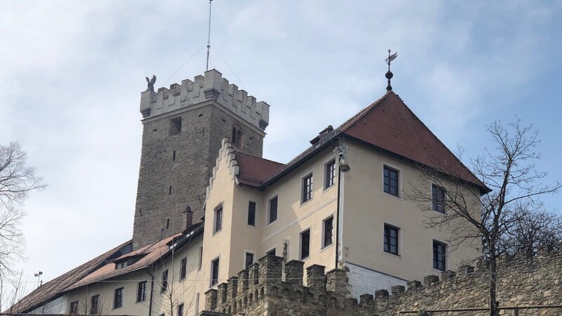 Majestätisch drohnt die Burg Falkenfels mit ihrem Turm Bergfried über dem Ort Falkenfels.