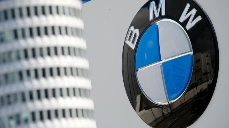 Das BMW-Logo ist vor dem Verwaltungsgebäude (BMW-Turm) in München zu sehen.