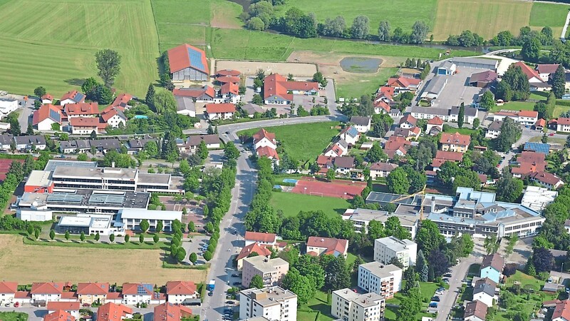 Rund um das Vilsbiburger Gymnasium (l.) und die gegenüberliegende Realschule (r.) konzentrieren sich mehrere Bauvorhaben des Landkreises.