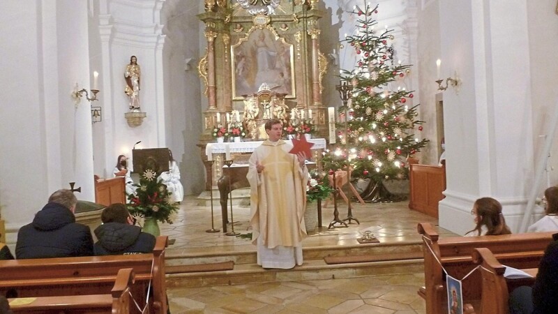 Pfarrer Dyadychenko hatte zur Predigt den Stern von Bethlehem mitgebracht.
