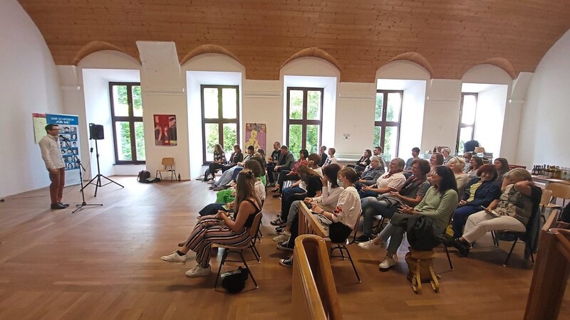Gut besucht: Moderator Pascal Simon (links) stimmt Publikum und Künstler in Frauenzell auf den Poetry Slam ein.