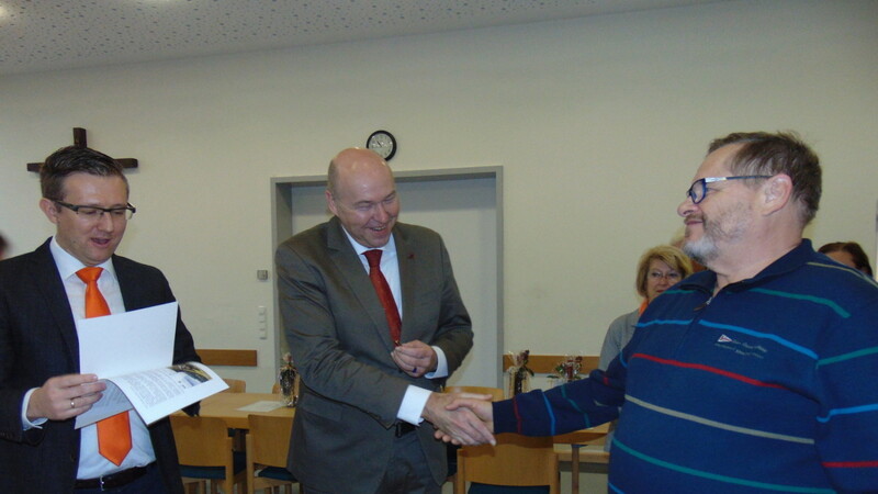 Stadtpfarrer Dekan und Kolping-Präses Josef K. Geismar gratulierte als erster Rudolf Lochmahr zur 50-jährigen Mitgliedschaft bei Kolping Plattling.