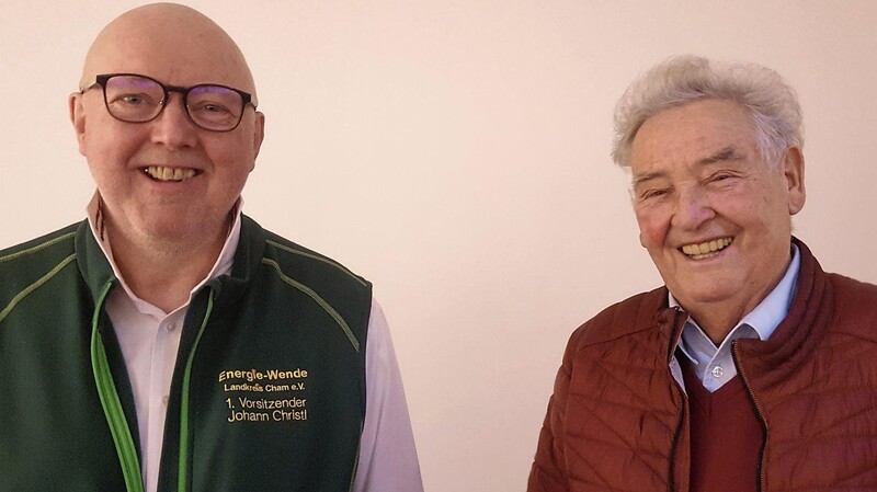 Walter Pritzl (rechts) gründete 1964 seinen Heizungsbaufachbetrieb, nun auch auf Luft- und Klimatechnik, Solar- und Wärmepumpen spezialisiert. Links Energiewende-Stammtischorganisator Johann Christl.