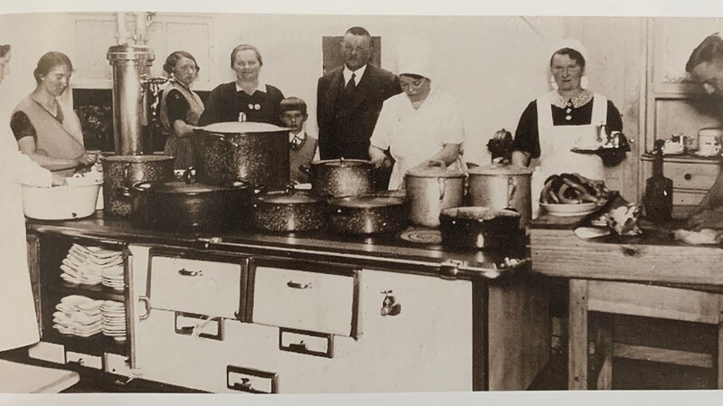 Eine akkurat arrangierte Küchenszene aus den 1920er Jahren: Auf dem Bild sind Albert und Therese Baier mit Küchenpersonal zu sehen. Zunächst nur als Wirtshaus geführt, knüpften die Baiers 1936 wieder an die jahrhundertelange Geschichte der "Goldenen Sonne" als Gästehaus an.