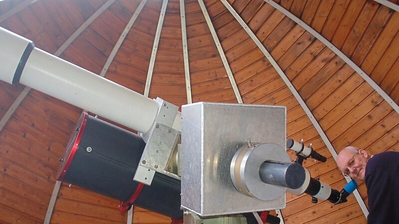 Jürgen Kemmerer am größten Teleskop der Sternwarte Regensburg.
