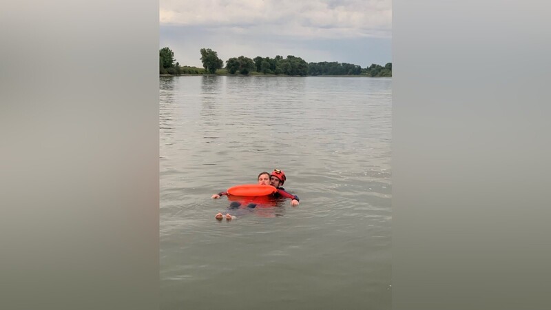 Rettungsübung der Wasserwacht Ortsgruppe Waltendorf: Der Technische Leiter Florian Weiderer rettet seinen Wasserwachts-Kameraden, der scheinbar entkräftet in der Donau treibt.