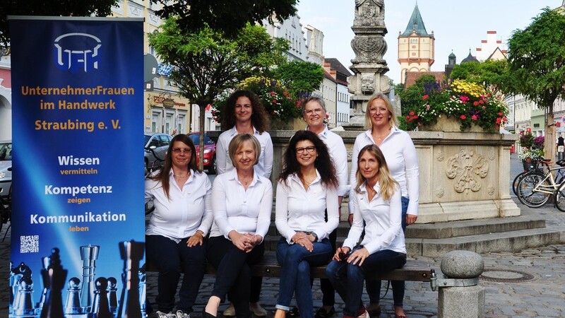 Der Vorstand der Unternehmerfrauen im Handwerk Straubing, noch unbeschwert von Corona.