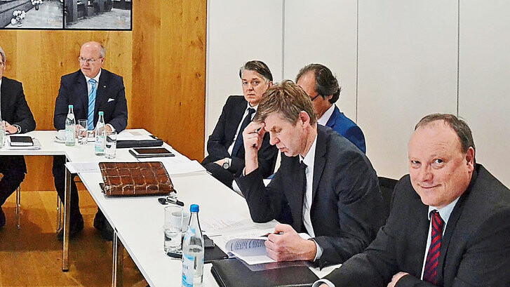 Die Runde der Vorstandsmitglieder der sechs eigenständigen Volks- und Raiffeisenbanken im Landkreis tagte in der VR-Bank Isar-Vils.