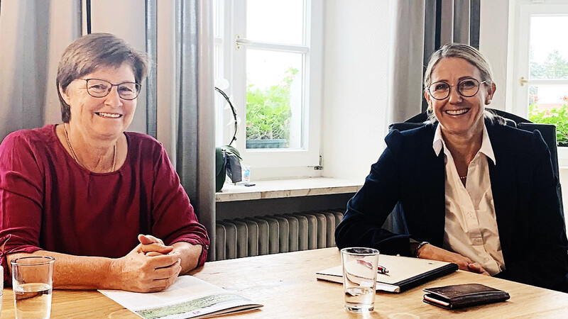 Grünen-Landtagsabgeordnete Rosi Steinberger (links) und Bürgermeisterin Sibylle Entwistle bei ihrem Gespräch im Rathaus.