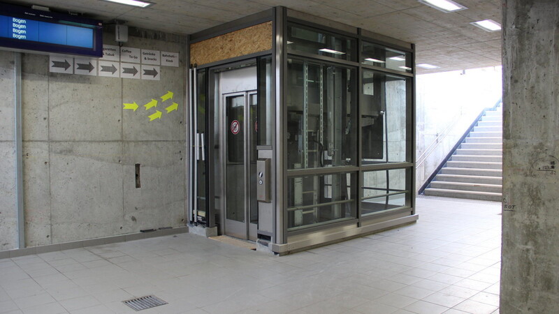 Wann ist der Bahnhof barrierefrei ? Die drei Aufzüge zu den Bahnsteigen sollen nun Ende Januar in Betrieb gehen.