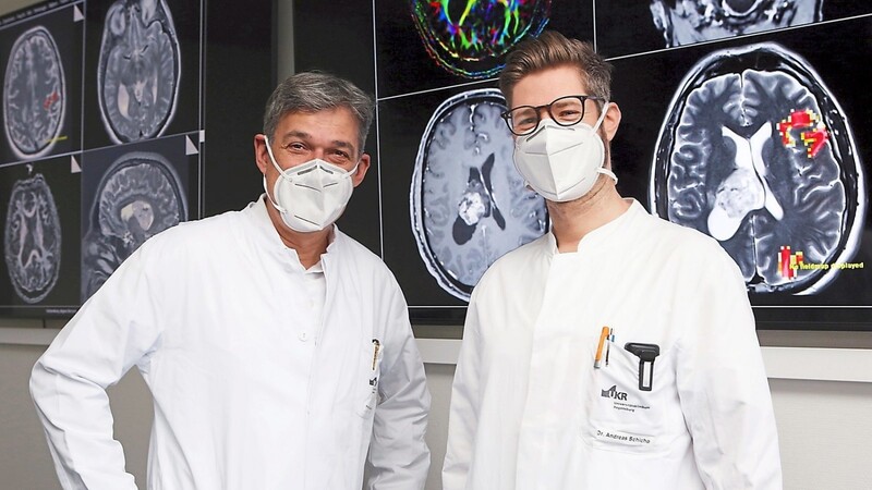 Professor Christian Stroszczynski, der Direktor des Instituts für Röntgendiagnostik (re.), und Doktor Andreas Schicho (Geschäftsführender Oberarzt des Instituts) freuen sich über die Weiterentwicklung der Künstlichen Intelligenz (KI) in der Radiologie.