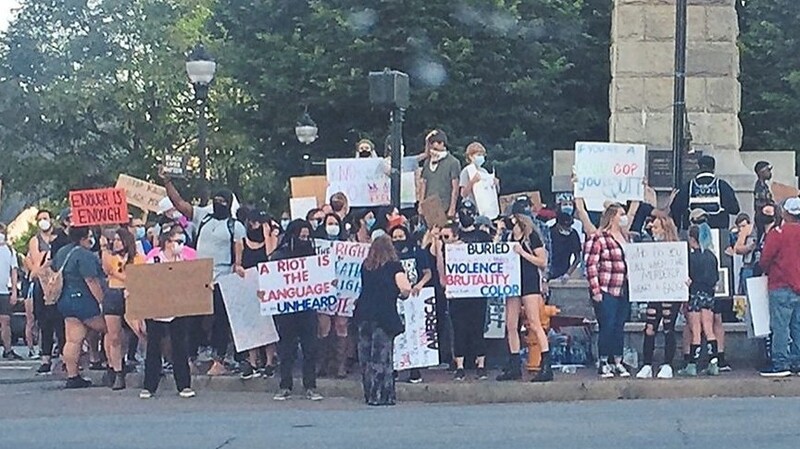 Auch im liberalen Künstlerstädtchen Asheville gehen seit Tagen zahlreiche Demonstranten auf die Straße.