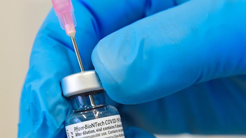 In Pflegeheimen und Krankenhäusern bundesweit beginnt die Impfung von Bewohnern, Pflegekräften und Ärzten gegen das Coronavirus mit dem Impfstoff von Biontech und Pfizer. Es kommt zu Engpässen.