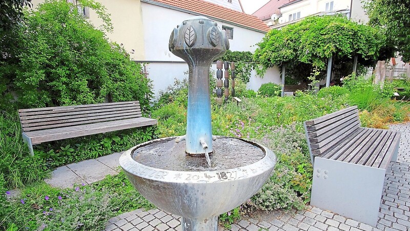 Im Spitalgarten gibt es viele Kunstwerke zu sehen, etwa der Kremplsetzer-Brunnen von Karl Reidel und (im Hintergrund) die Keramikstelen von Sybille Regotta und Plastik von Michaela Geissler, die jeweils den Namen "Mitanand" tragen.