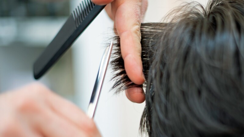 Seit 1. April haben Friseure in Bayern wieder geöffnet.