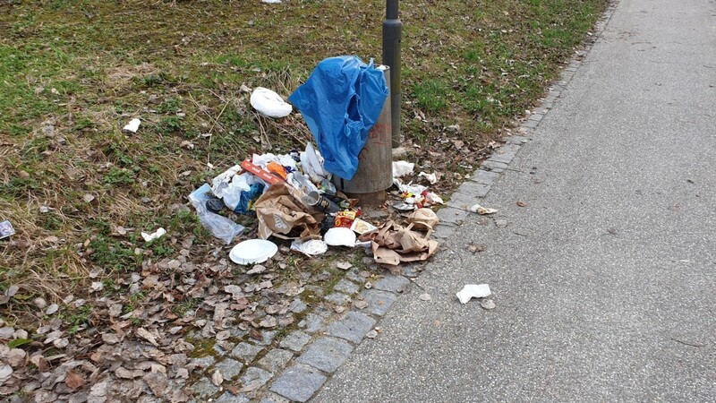 Ein Müll-Chaos hinterließen Unbekannte am Wochenende im Viechtacher Bierfeldpark.