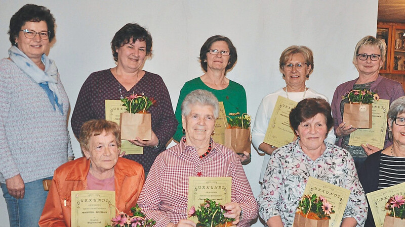 Der Frauen- und Mütterverein ehrte bei der Jahreshauptversammlung langjährige Mitglieder. (Nicht auf dem Bild sind: Roswitha Traidl, Rosmarie Herlinger und Franziska Spitzer).