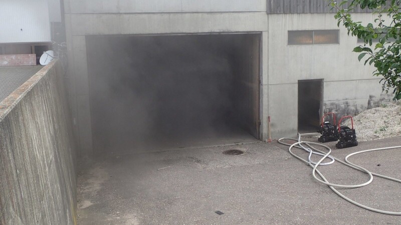 Als Ursache der Rauchentwicklung stellte sich ein brennendes Fahrzeug im Inneren der Lagerhalle heraus.