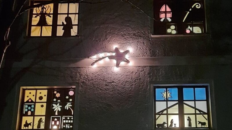 Das Kirchenladenteam hat die Adventsfenster im Pfarrhof wieder dekoriert.