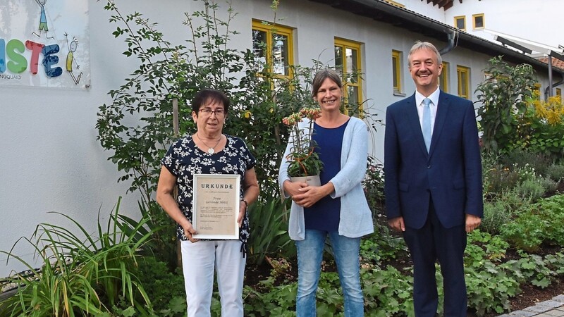 Bürgermeister Herbert Blascheck gratulierte Gerlinde Hettl (links) und Evi Sedlmeier zu jeweils 25 Jahren Dienstjubiläum.