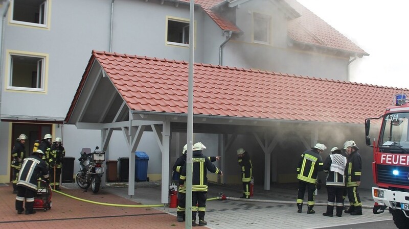 Vier Feuerwehren rückten am Samstagnachmittag zu einem Kellerbrand am Rodinger Bahnhof aus