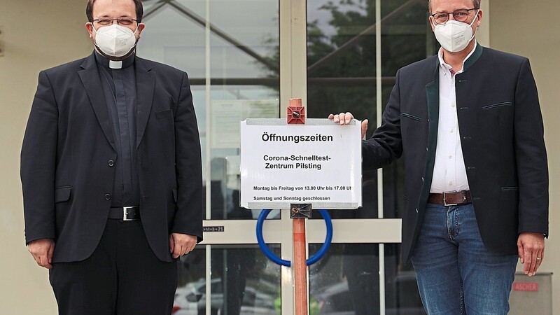 Bürgermeister Martin Hiergeist (rechts) und Pfarrer Jürgen Josef Eckl vor der Teststation im Pfarrheim.
