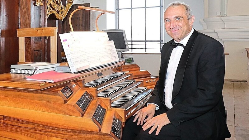 Professor Frantisek Vanicek an der Utz-Orgel in der Landauer Kirche Sankt Mariä Himmelfahrt.