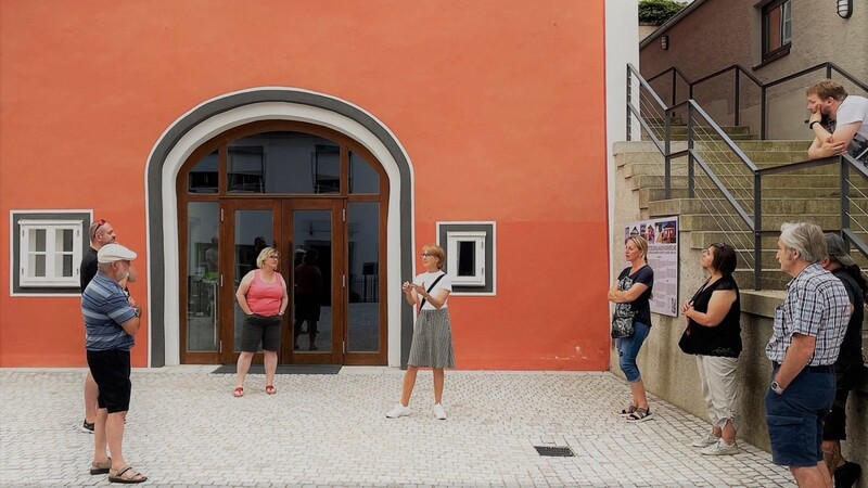 Auch das älteste Schulhaus Deutschlands ist eine Station bei den Marktführungen. Evi Klarl (Mitte) gibt Einblicke in die Historie und die Gegenwart Schierlings.
