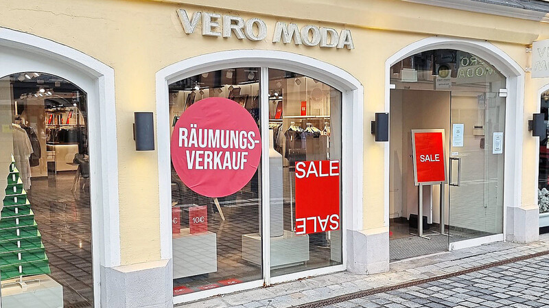 Das Schaufenster von "Vero Moda" ist mit einem großen Aufkleber bestückt: "Räumungsverkauf".