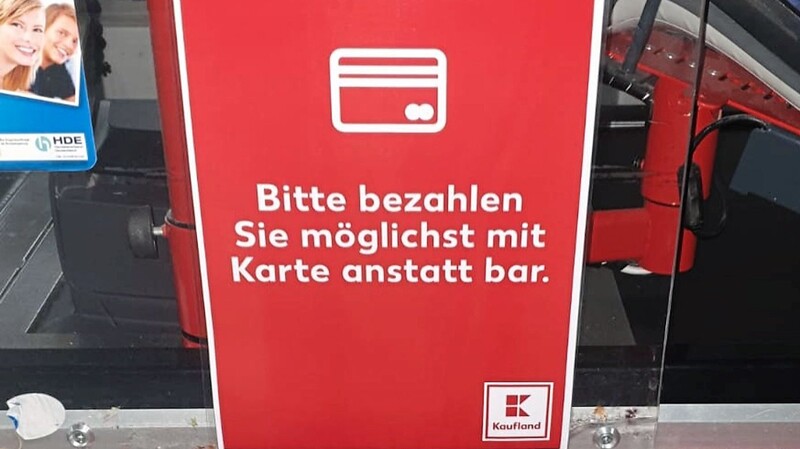 "Bitte mit Karte zahlen" heißt es derzeit im Kaufland in den Regensburg Arcaden im Hinblick auf den Corona-Virus.