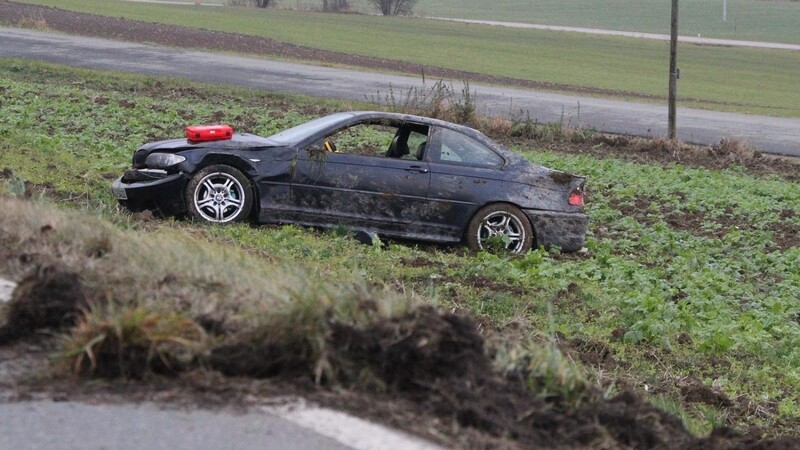 Enorm beschädigt wurde der BMW, nachdem er sich mehrmals überschlug und in einem Acker zum Stehen kam.