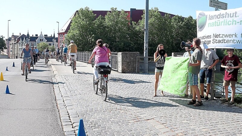 Auf der Luitpoldbrücke wurde am Freitagabend für mehr Fahrradsicherheit in Landshut demonstriert.