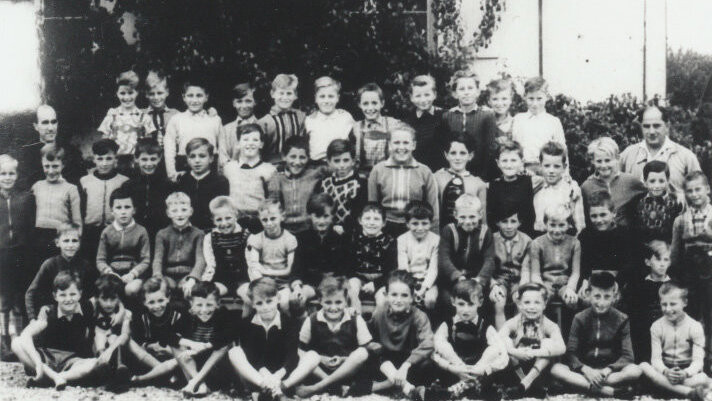 Eine Schulklasse mit Max Götz um 1960.