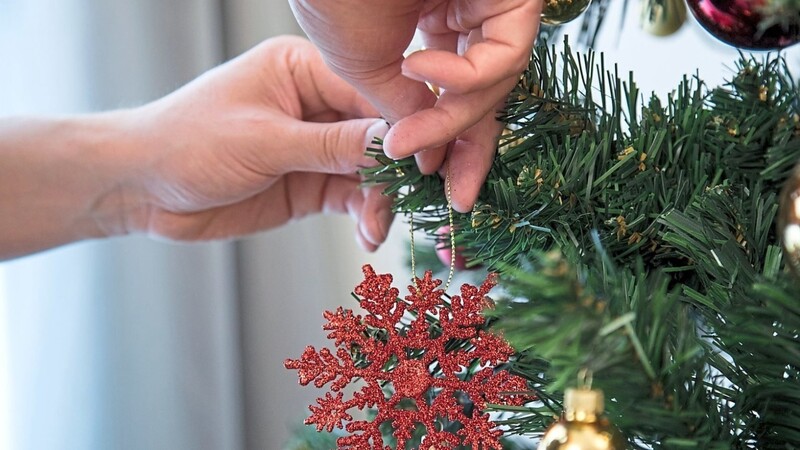 Traditionell oder modern - jeder hat andere Vorlieben beim Schmücken seines Christbaums. Schicken Sie doch ein Bild ihres Baums an die Redaktion. (Symbolbild)