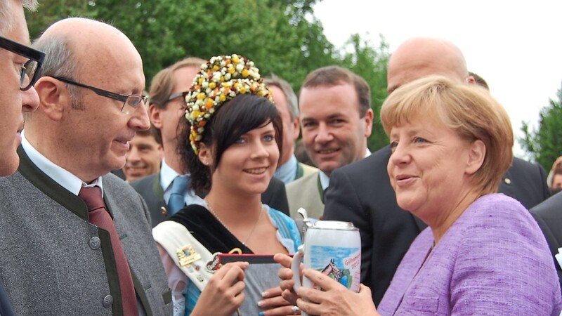 Anfang September 2012 empfing Martin Neumeyer die CDU-Vorsitzende Angela Merkel zur Kundgebung der CSU auf dem politischen Gillamoos in Abensberg. Fast auf den Tag genau drei Jahre später sprach die Kanzlerin ihren berühmten Satz: "Wir schaffen das!"; im Hintergrund der EU-Abgeordnete Manfred Weber.