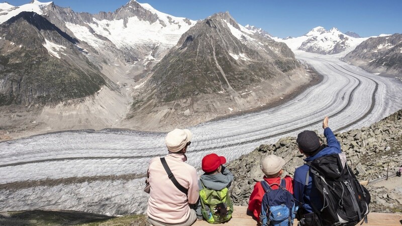 Wanderer blicken auf den größten Gletscher der Alpen, an dem die Erderwärmung bereits massive Auswirkungen zeigt. Beim Klimawandel untätig zuschauen will der Stadtrat unisono nicht, über das Vorgehen für ein lokales Klimaschutz- und Nachhaltigkeitskonzepts gibt es allerdings unterschiedliche Auffassungen.