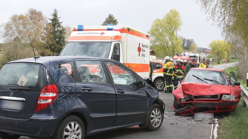 Totalschaden an beiden Fahrzeugen nach einem heftigen Zusammenstoß am Mittwoch zwischen Waldmünchen und Geigant.
