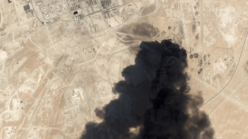 Schwarzer Rauch steigt aus einer Raffinerie auf. Die Drohnenangriffe auf die größte Ölraffinerie in Saudi-Arabien verschärfen die Spannungen zwischen den USA und dem Iran.