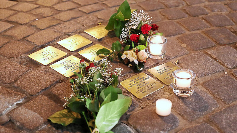 In der Theaterstraße wurden an den Stolpersteinen der jeweiligen jüdischen Familien Blumen und Kerzenlichter abgelegt.