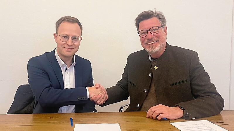 Bürgermeister Florian Hölzl (l.) und Georg Schneider von der Brauerei Schneider bei der Unterzeichnung des Kaufvertrages.
