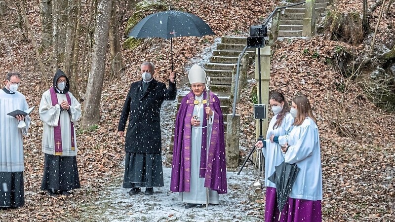 Bischof Dr. Rudolf Voderholzer (3. v. r.) und Abt Wolfgang M. Hagl (4. v. r.) bei der Segnung der "Uttobrunner Staffel" im Schneetreiben.