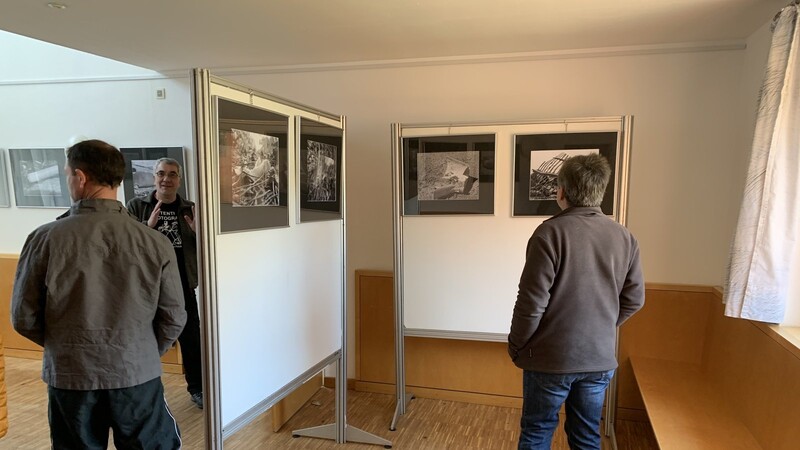 Die Ausstellung zeigt Schwarz-Weiß-Bilder.