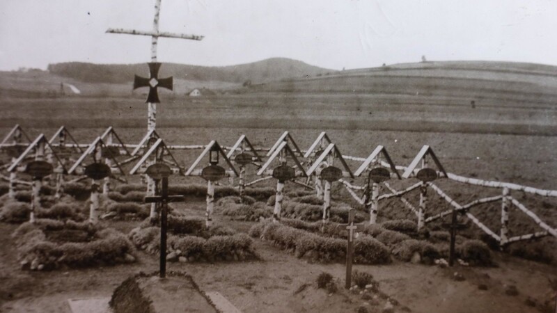 Nach dem Fliegerangriff wurden die 15 Soldaten bei Oberndorf begraben.