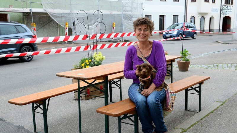 Provisorisch hat Ingrid Huch-Hallwachs schon einmal die Biertisch-Garnitur auf dem neu zugesprochenen Platz vor dem "Hirschen" aufgebaut.