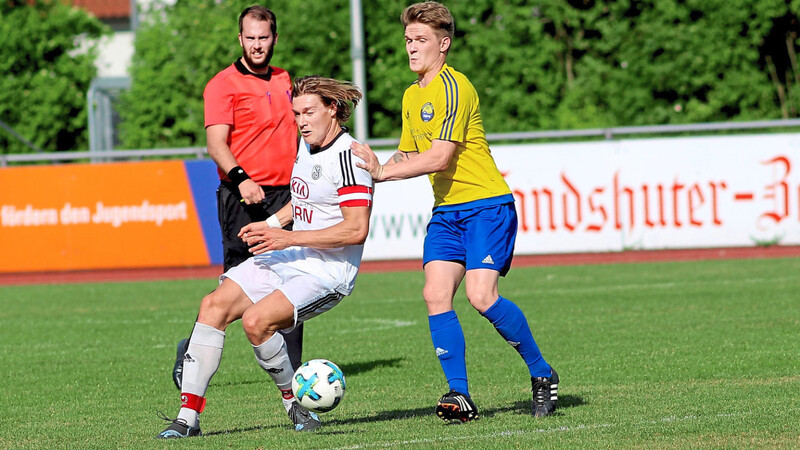 KRÄFTIG REINKNIEN muss sich die SpVgg Landshut mit Christian Steffel (l.) beim Rangzweiten FC Töging. Den spielenden Interimstrainer verbinden mit dem Gegner jedoch positive Erinnerungen - beim letzten 2:1-Sieg in der Innstadt vor zwei Jahren erzielte er beide Treffer.